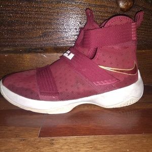 Nike LeBron Soldier 10(men's size 6)